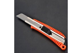 PLASTIC KNIFE 18mm HARDEN